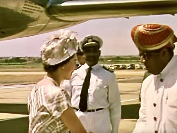 Queen Elizabeth received at Bengaluru HAL airport by Governor Jayachamarajendra Wodeyar