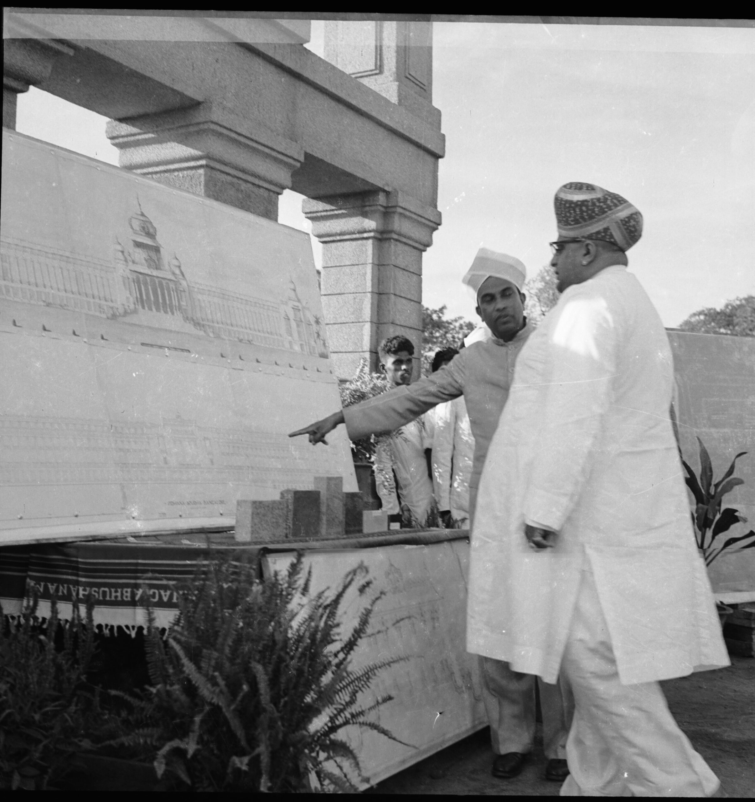 Kengal Hanumanthaiah who loved taking visitors on a tour of Vidhana Soudha is seen here with Governor Jayachamarajendra Wodeyar