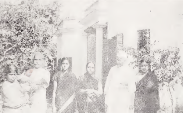 Right to Left: Kamala (daughter), Paramasiva Iyer (father), Kamalamma (wife), Lakshmi (daughter) Image Courtesy: R S Chandrashekar