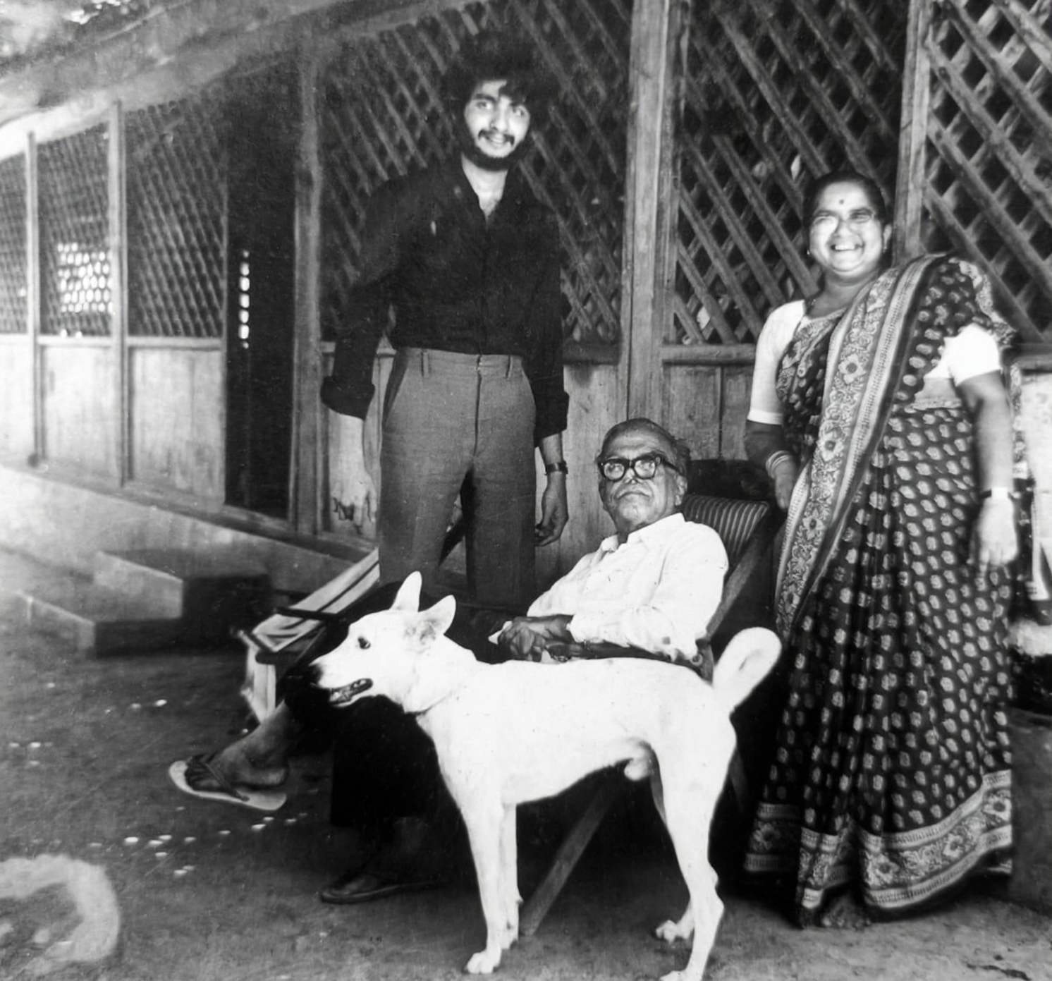 ಗೋಕರ್ಣದಲ್ಲಿ ಜಯಂತ ಕಾಯ್ಕಿಣಿ, ತಂದೆ ಗೌರೀಶ್ ಕಾಯ್ಕಿಣಿ ಮತ್ತು ತಾಯಿ ಶಾಂತ ಕಾಯ್ಕಿಣಿ ಜೊತೆಗೆ